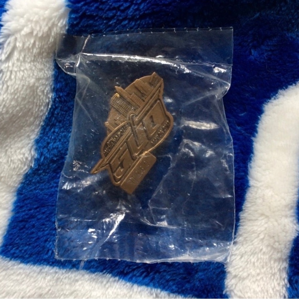 New Indianapolis Motor Speedway IMS Indy 500 2013 Indycar Bronze Badge Pin Hat🏁
